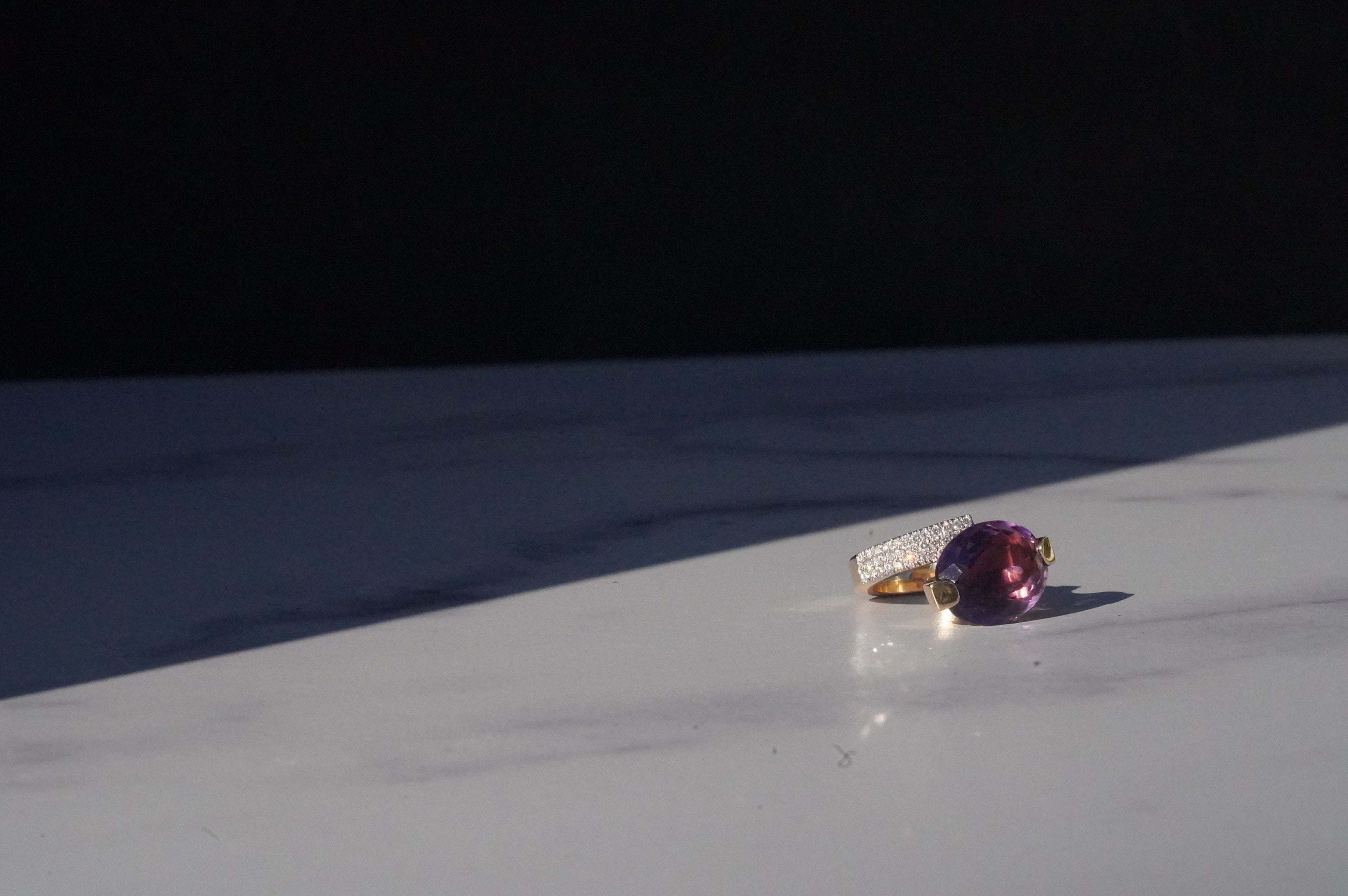 Amathyst and diamond 18k ring 8'
