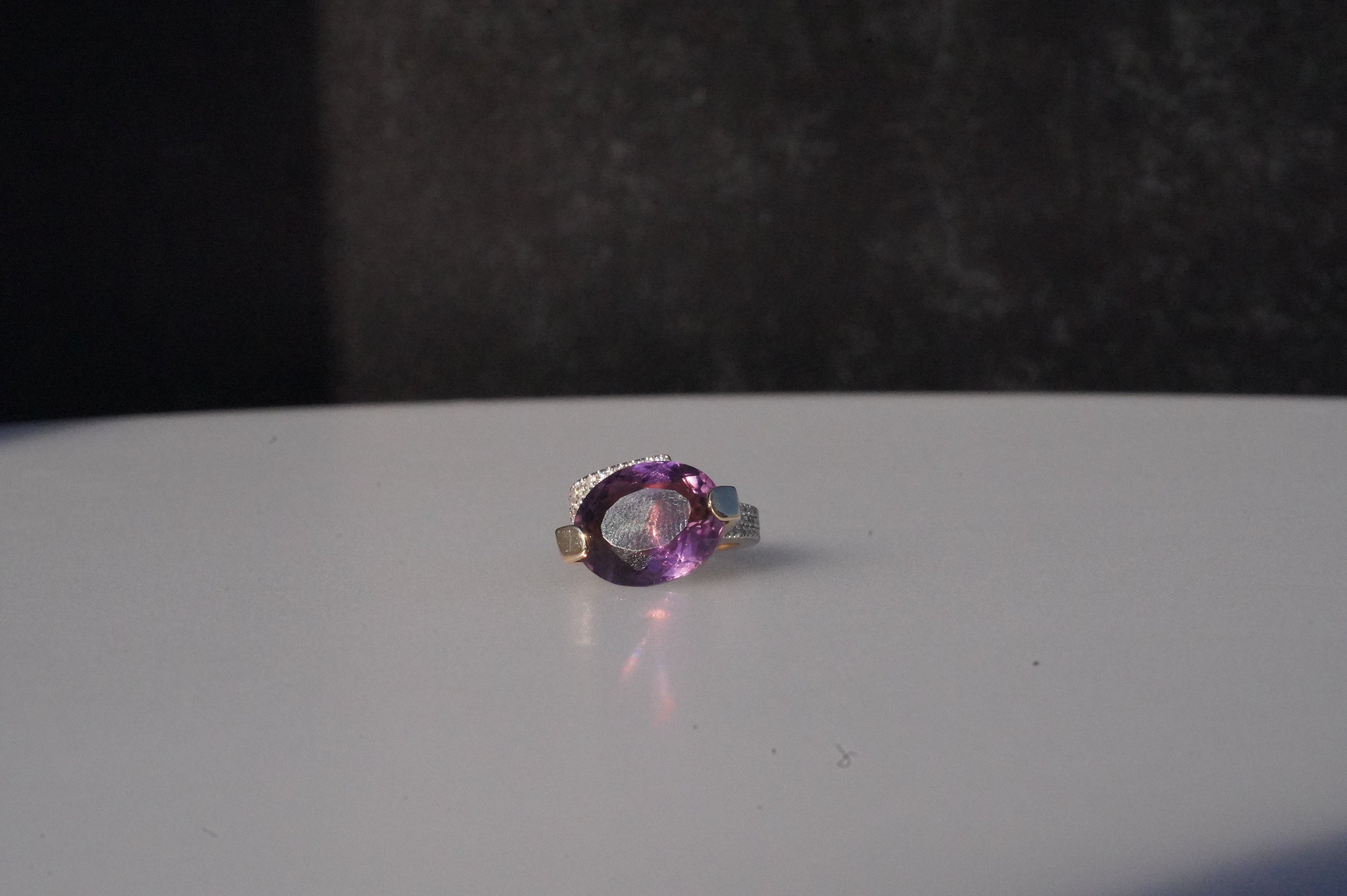 Amathyst and diamond 18k ring 8'
