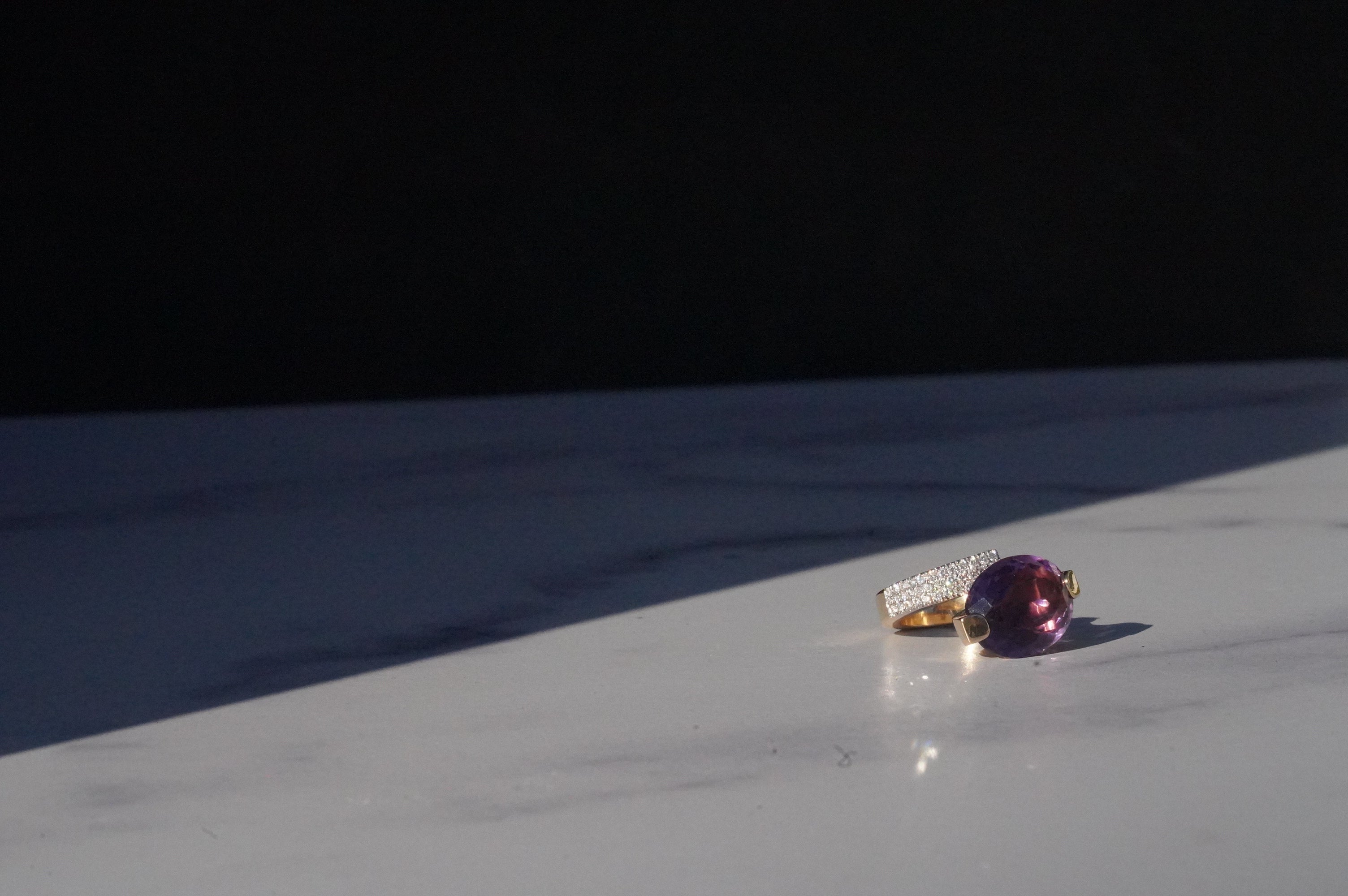 Amathyst and diamond 18k ring 8'