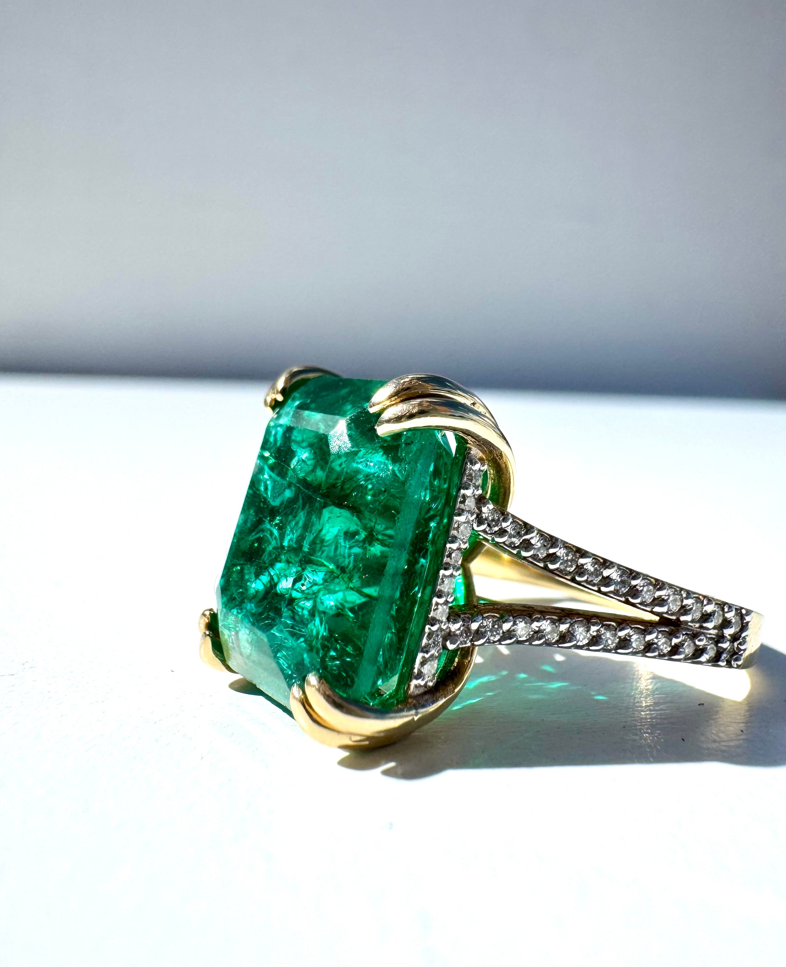 18k Emerald Ring with natural diamonds 7'