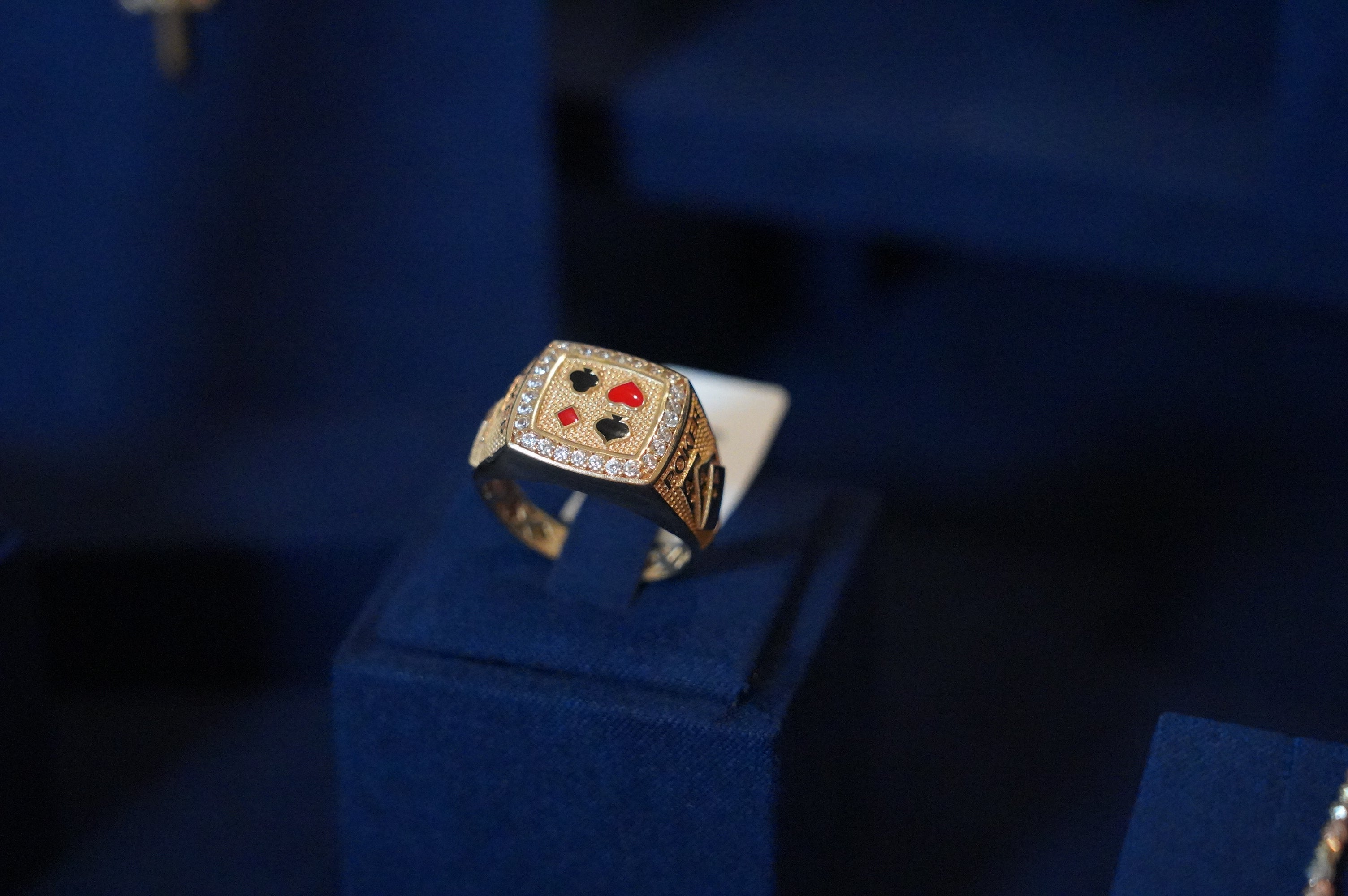 18K POCKER RING SIZE 11